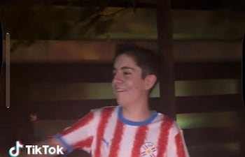 En el video se observa a Thiago Raúl Gorostiaga Arestivo, con una camiseta de la Albirroja, en la vía pública en compañía de otros jóvenes. El mismo está procesado en tres causas penales y con arresto domiciliario. (captura del video publicado por Delpy)