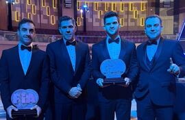 El piloto paraguayo Fabrizio Zaldívar (seg. de der. a izq.) fue premiado por la FIA como el bicampeón del Campeonato Sudamericano de Rally.