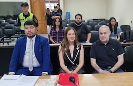 Paraguayo Cubas, ex candidato a Presidente de la República; y los abogados defensores Gessy Ruiz Díaz e Iván Rodríguez.