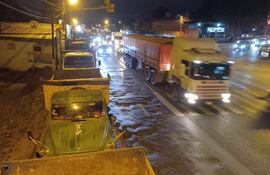 Camioneros continuaron movilizados en horas de la noche, bajo la atenta mirada de agentes policiales.