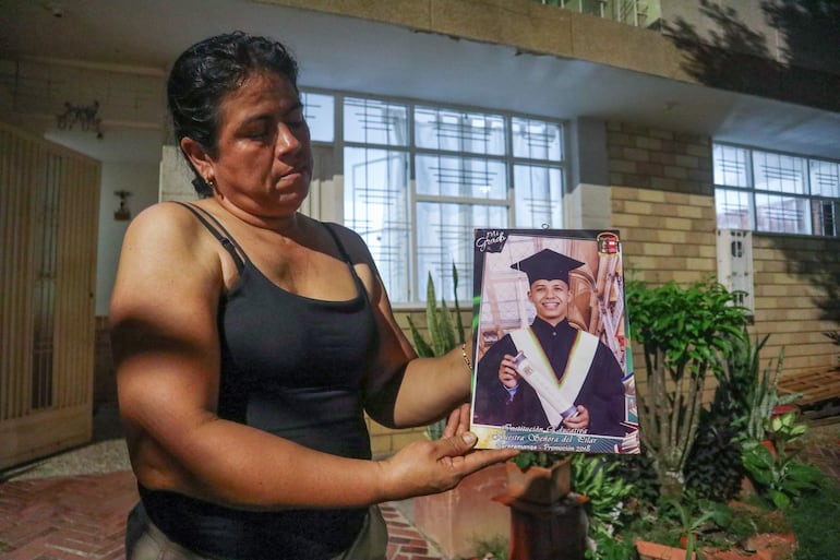 Nayibe Ayala muestra una foto de su vecino Johan Sebastián Durán Guerrero, asesinado en una cuestionada y confusa operación de ICE en Estados Unidos, este miércoles durante una entrevista con EFE en Bucaramanga (Colombia).