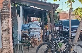 Pobladores solicitan despejar las veredas ocupadas por casillas en el camino al Hospital Distrital de Carapeguá.