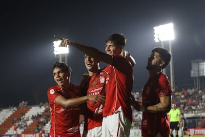 Celebración de los jugadores de General Caballero tras anotar uno de los cuatro goles con los que aseguraron la victoria en casa.
