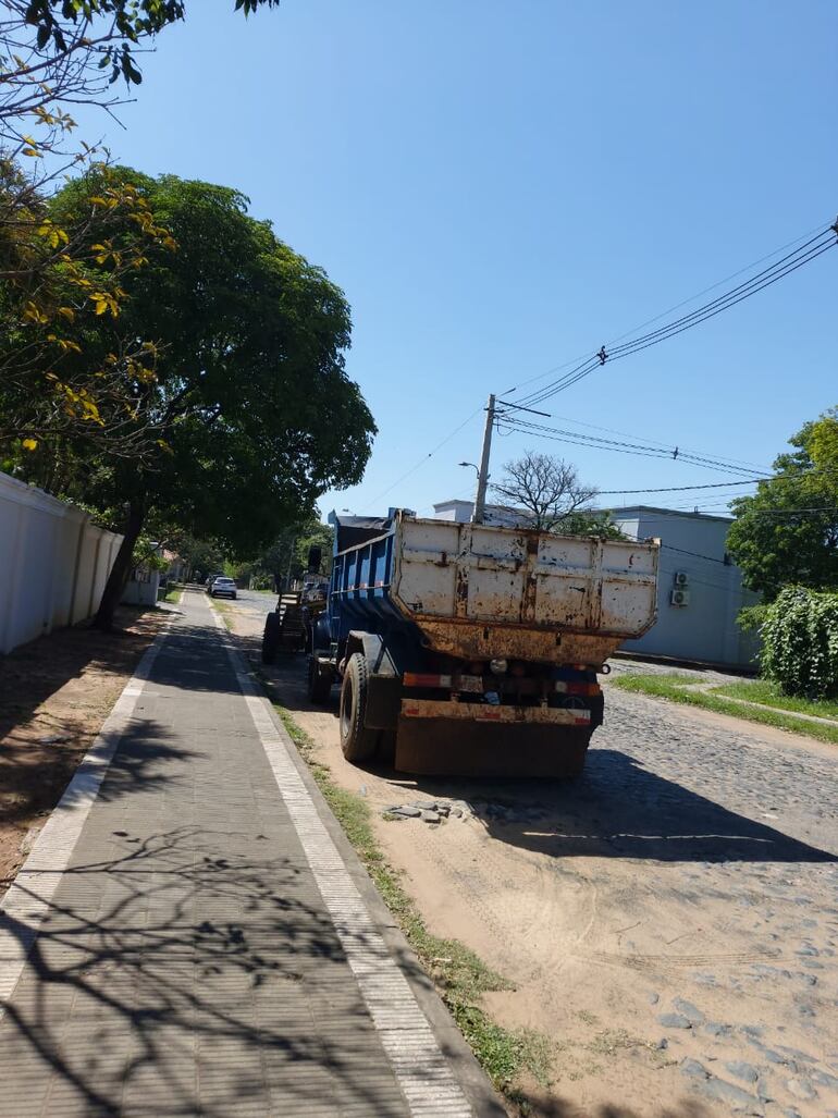 Vecinos de Trinidad denuncian corte de árboles para instalación de una estación de servicio irregular pese a compromiso de Luis Bello.