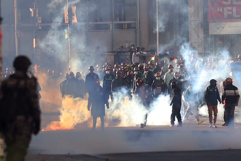 Un grupo de mineros se enfrenta con la Policía de Bolivia durante una marcha para exigir al Gobierno atención a sus demandas, en La Paz (Bolivia).