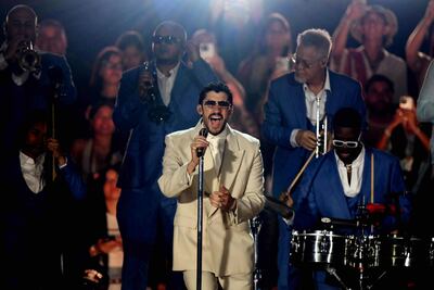 Bad Bunny interpretando su hit "Debí tirar más fotos".