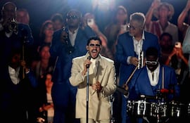 Bad Bunny interpretando su hit "Debí tirar más fotos".