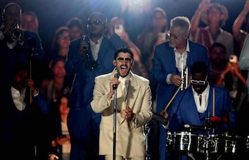 Bad Bunny interpretando su hit "Debí tirar más fotos".