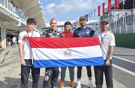 Nico Torrez, Pedro Valiente, Ramón Torrez, Hassen David y Fabrizio Almirón con la bandera de Paraguay en Interlagos.