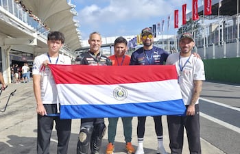 Nico Torrez, Pedro Valiente, Ramón Torrez, Hassen David y Fabrizio Almirón con la bandera de Paraguay en Interlagos.