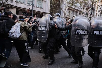 Integrantes de la Policía de Argentina se enfrentan a manifestantes durante una protesta este miércoles, en Buenos Aires (Argentina).