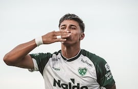El paraguayo Junior Marabel, futbolista de Sarmiento, celebra un gol en el partido frente a Estudiantes de Río Cuarto por la fecha 9 del torneo Apertura 2026 de la Liga Profesional de Argentina.