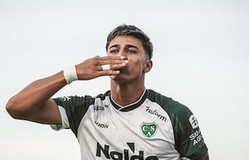 El paraguayo Junior Marabel, futbolista de Sarmiento, celebra un gol en el partido frente a Estudiantes de Río Cuarto por la fecha 9 del torneo Apertura 2026 de la Liga Profesional de Argentina.