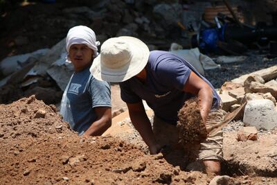 Imagen de archivo y referencia: obreros y técnicos trabajando para sacar los objetos que obstruyeron el paso del agua.
