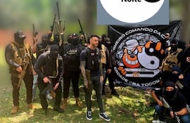 Sebastián Marset, porta un arma y un chaleco táctico, rodeado por presuntos miembros del PCC.