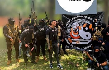 Sebastián Marset, porta un arma y un chaleco táctico, rodeado por presuntos miembros del PCC.