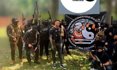 Sebastián Marset, porta un arma y un chaleco táctico, rodeado por presuntos miembros del PCC.