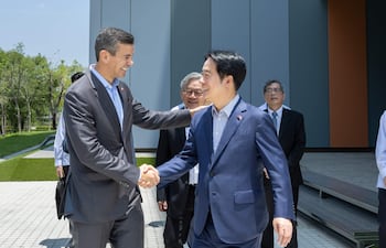 El presidente taiwanés, William Lai (d), y su homólogo paraguayo, Santiago Peña, visitan el Parque Científico del Sur de Taiwán, ubicado en la ciudad de Tainan. Fue el sábado pasado.
