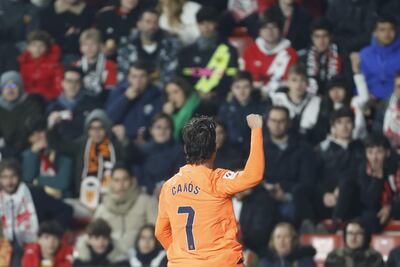 El delantero del Valencia Sergi Canos celebra tras marcar ante el Rayo, durante el partido de LaLiga que Rayo Vallecano y Valencia CF disputan este martes en el estadio de Vallecas, en Madrid.