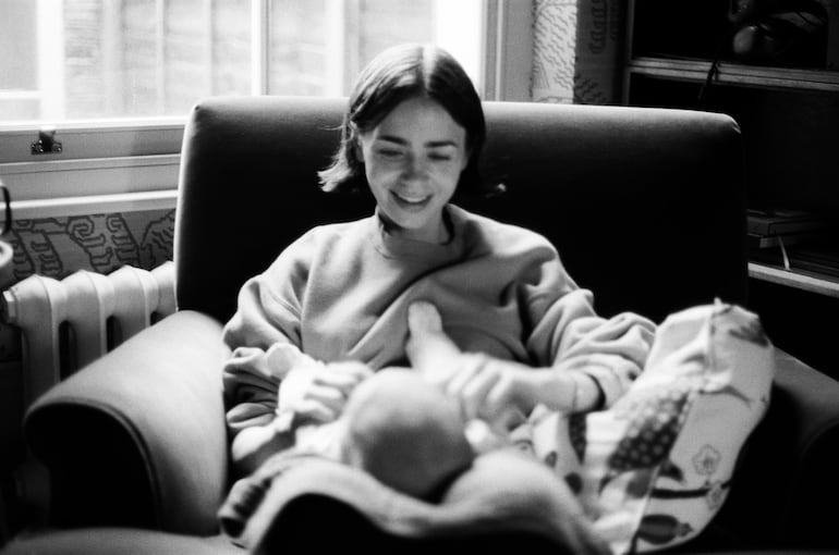 Con esta tierna imagen de Lily Collins en su rol de mamá, Charlie McDowell felicitó a su famosa esposa. (Instagram/Charlie McDowell)