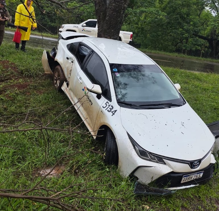 Funcionario de Itaipú resulta herido en violento accidente que involucró a un vehículo de la entidad
