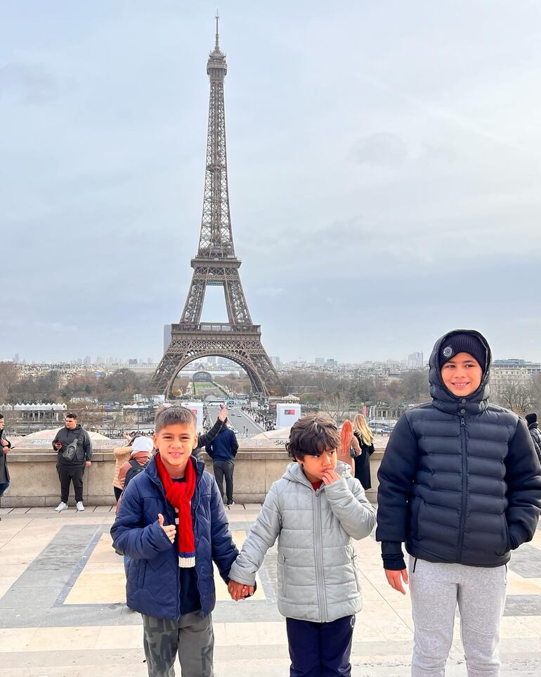 Emmanuel, Piero y Elías Torres posando con la Torre Eiffel de fondo. (Instagram/Iván Torres)
