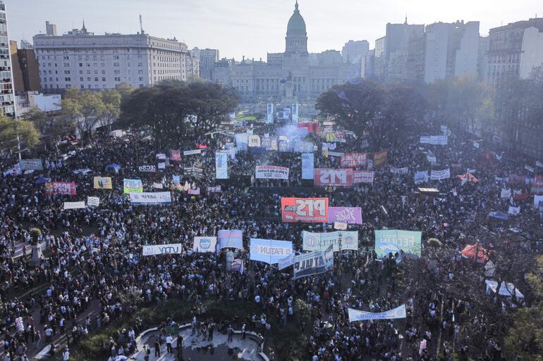 Fotografía aérea de personas manifestándose en defensa de la educación pública superior y la salud pediátrica este miércoles, en Buenos Aires (Argentina).