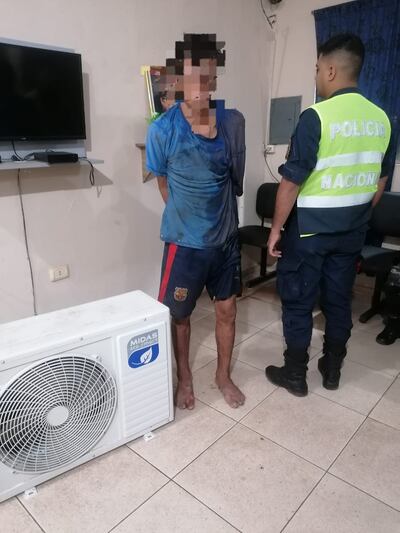 Este hombre fue aprehendido en flagrancia tras hurtar tres compresores de aire acondicionado.