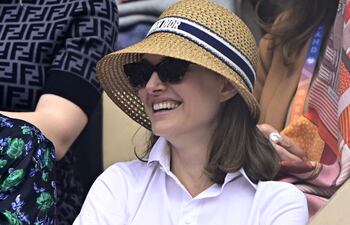 La bella actriz Natalie Portman estuvo presente en la final de singles masculino de Roland Garros en el Court Philippe-Chatrier.