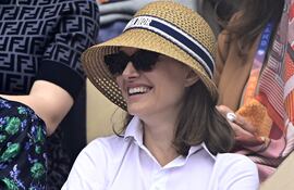 La bella actriz Natalie Portman estuvo presente en la final de singles masculino de Roland Garros en el Court Philippe-Chatrier.