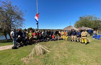 Espectacular postal con la presencia de pilotos e integrantes de la organización y fuerzas vivas.