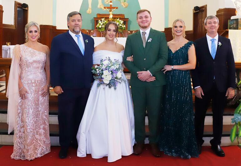 Fueron los padrinos  Clara Alló y Juan Andrés Ostertag; Elke Holst e Istvan De Barath.