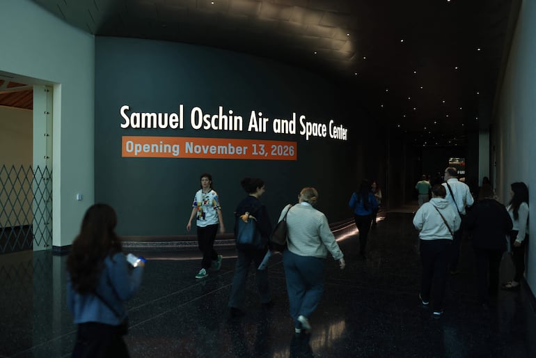 Miembros de los medios de comunicación llegan a una presentación previa del transbordador espacial Endeavour de la NASA, exhibido en posición de lanzamiento en el Centro Aéreo y Espacial Samuel Oschin, en el Centro de Ciencias de California, en Los Ángeles, el 28 de octubre de 2026.