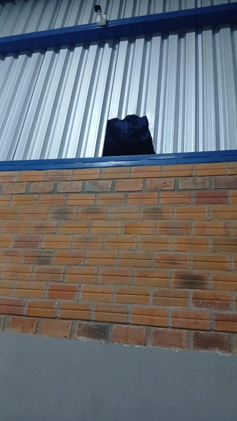 Los desconocidos abrieron un boquete en la pared de lamina de metal para ingresar al interior del  edificio.