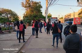 Pasajeros aguardan el transporte público en la zona de la Estación de Buses de Asunción en la mañana de este jueves.