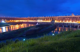 Vista nocturna de la represa hidroeléctrica de Itaipú que cuenta con visitas guiadas en horario diurno y nocturno.