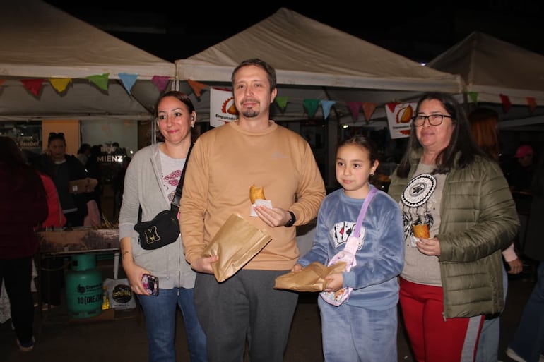 Los asistentes compartieron una jornada llena de tradición, saboreando los platos típicos.