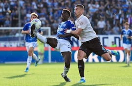 El delantero español de Como #38 Assane Diao lucha por el balón con el defensor italiano del Napoli #4 Alessandro Buongiorno durante el partido de fútbol de la Serie A italiana entre Como y Napoli en el estadio Giuseppe Sinigaglia en Como, Italia, el 2 de mayo de 2026. (Foto de Piero CRUCIATTI / AFP)