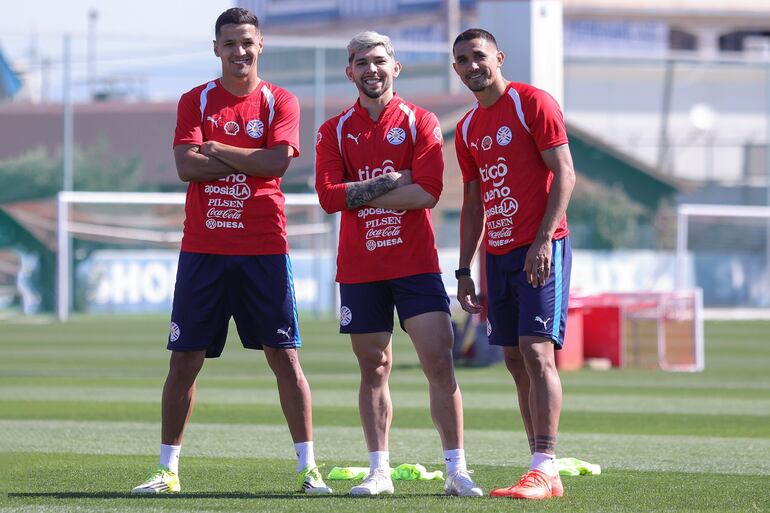 Alex Arce, Julio Enciso y Gustavo Velázquez en el último entrenamiento albirrojo en Atenas.