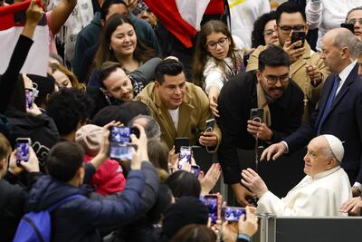 El papa Francisco comparte con fieles católicos durante la audiencia general, hoy en el salón Paul VI Hall, Vaticano.