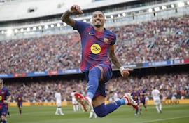 BARCELONA, 15/03/2026.- El delantero brasileño del FC Barcelona Raphinha celebra tras anotar el 1-0 durante el partido de LaLiga entre el Barcelona y el Sevilla disputado en el Camp Nou en Barcelona, este domingo. EFE/ Alberto Estevez