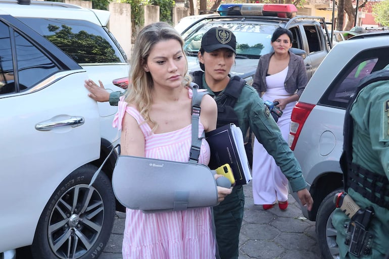La abogada y operadora política Nadia Beller, expareja del consultor político argentino Fernando Cerimedo, llega a la Fiscalía de Bolivia para dar su declaración en el caso de supuesto enriquecimiento ilícito por el que Cerimedo cumple detención preventiva en un penal en el altiplano del país