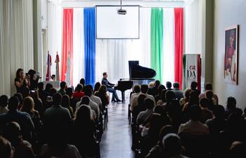 El pianista italiano Massimo Folliero actuó anoche en la celebración del Dante Alighieri.