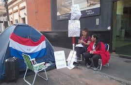 Se encadenan ante el MEC y exijen respuestas ante irregularidades en ocho escuelas