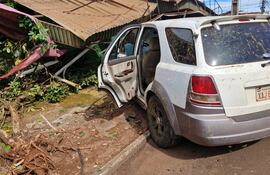 Tras atropellar a la motocicleta, el vehículo que causó el accidente colisionó contra una vivienda dejando daños materiales.