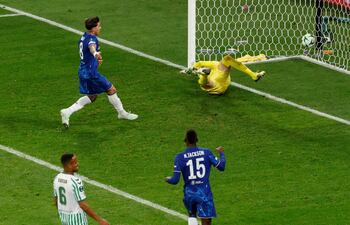 El argentino Enzo Fernández anota el gol del empate para el Chelsea, que luego remontaría para terminar goleado por 4-1 al Real Betis y coronarse campeón.