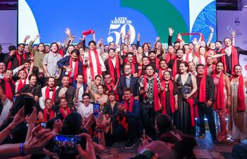 Chefs de varios restaurantes latinoamericanos celebran durante una ceremonia en el Museo Histórico Nacional de Brasil este martes, en Río de Janeiro (Brasil).