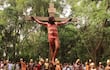 El Vía Crucis de Atyrá emociona y conmueve al público.