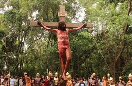 El Vía Crucis de Atyrá emociona y conmueve al público.