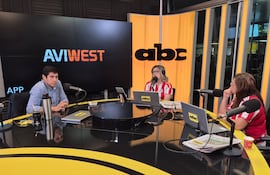 El director general de Vigilancia de Dinavisa, Oscar Allende, con Viviana Benítez y Lorena Aponte, en los estudios de ABC Cardinal, este 28 de marzo de 2026.